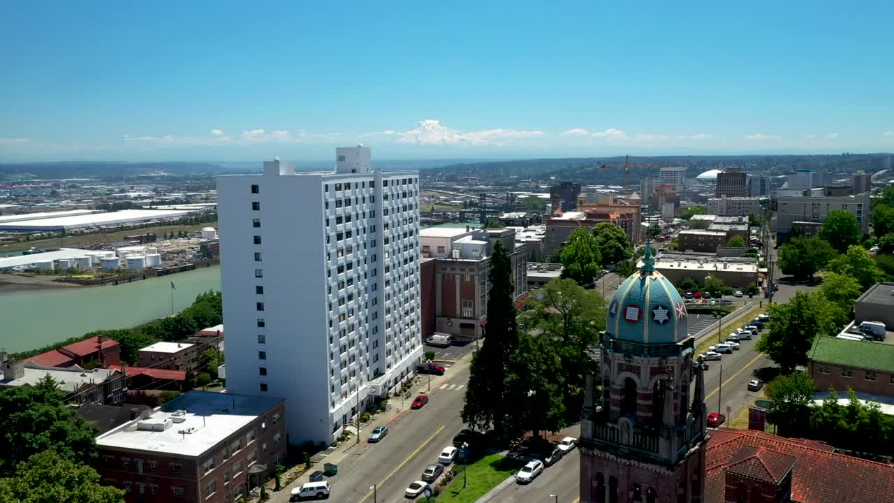 vista aérea del edificio de apartamentos orion de la primera iglesia presbiteriana en tacoma, washington