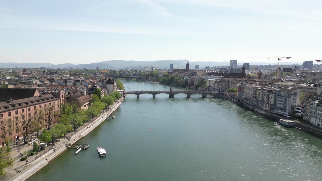 puente suspendido único de basilea sobre un canal de agua, suiza