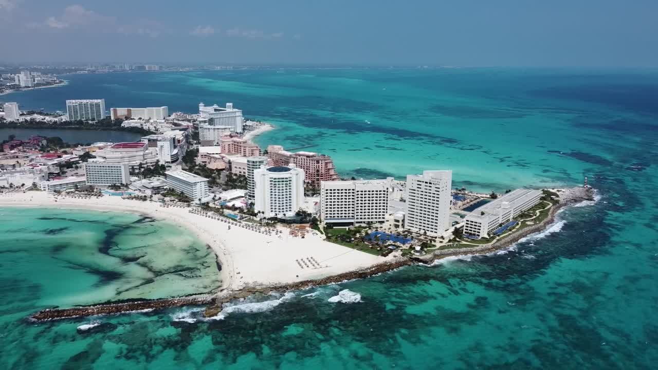 Hotel e resort di Cancun con vista su acque oceaniche turchesi, Messico. Ripresa aerea in allontanamento