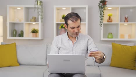 hombre de compras de la computadora portátil.