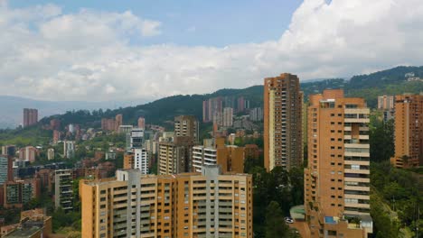 Die-Drohne-Enthüllt-Wunderschöne-Wohngebäude-Aus-Backstein-Im-Viertel-El-Poblado-In-Medellin