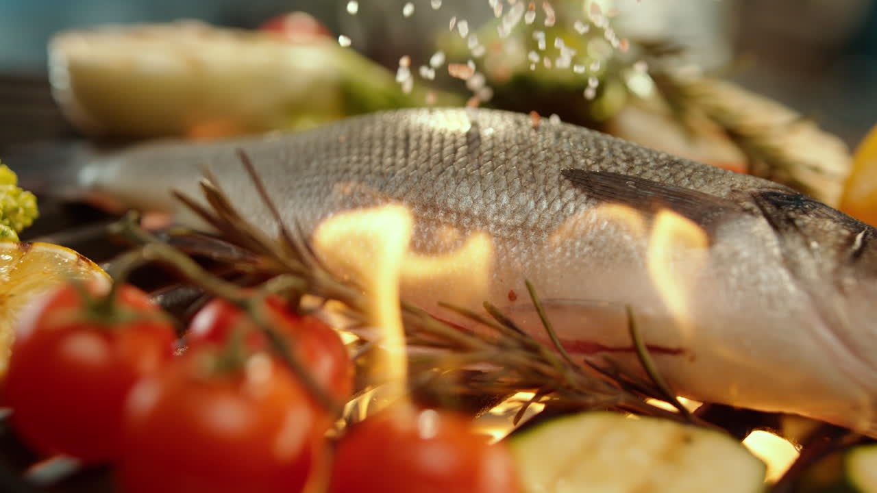 채소와 함께 그릴 된 바다 바스