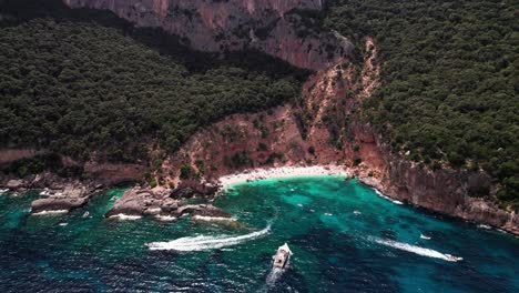 Vista-Aérea-Del-Crucero-En-Barco-Por-El-Mar-Turquesa-En-La-Bahía-De-La-Costa-De-La-Montaña