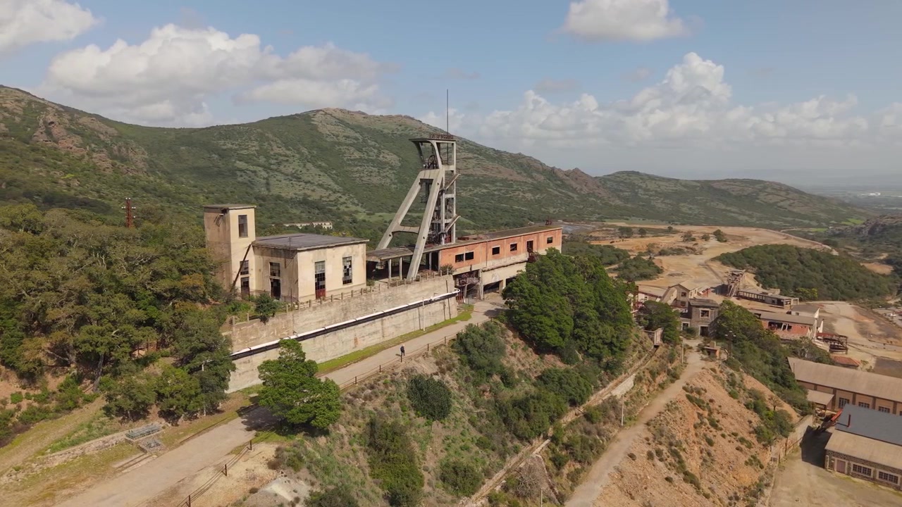 Veduta del castelletto del Pozzo Sartori, struttura industriale di riferimento all'interno del Complesso Minerario di Montevecchio in Sardegna, Italia. Ripresa aerea.