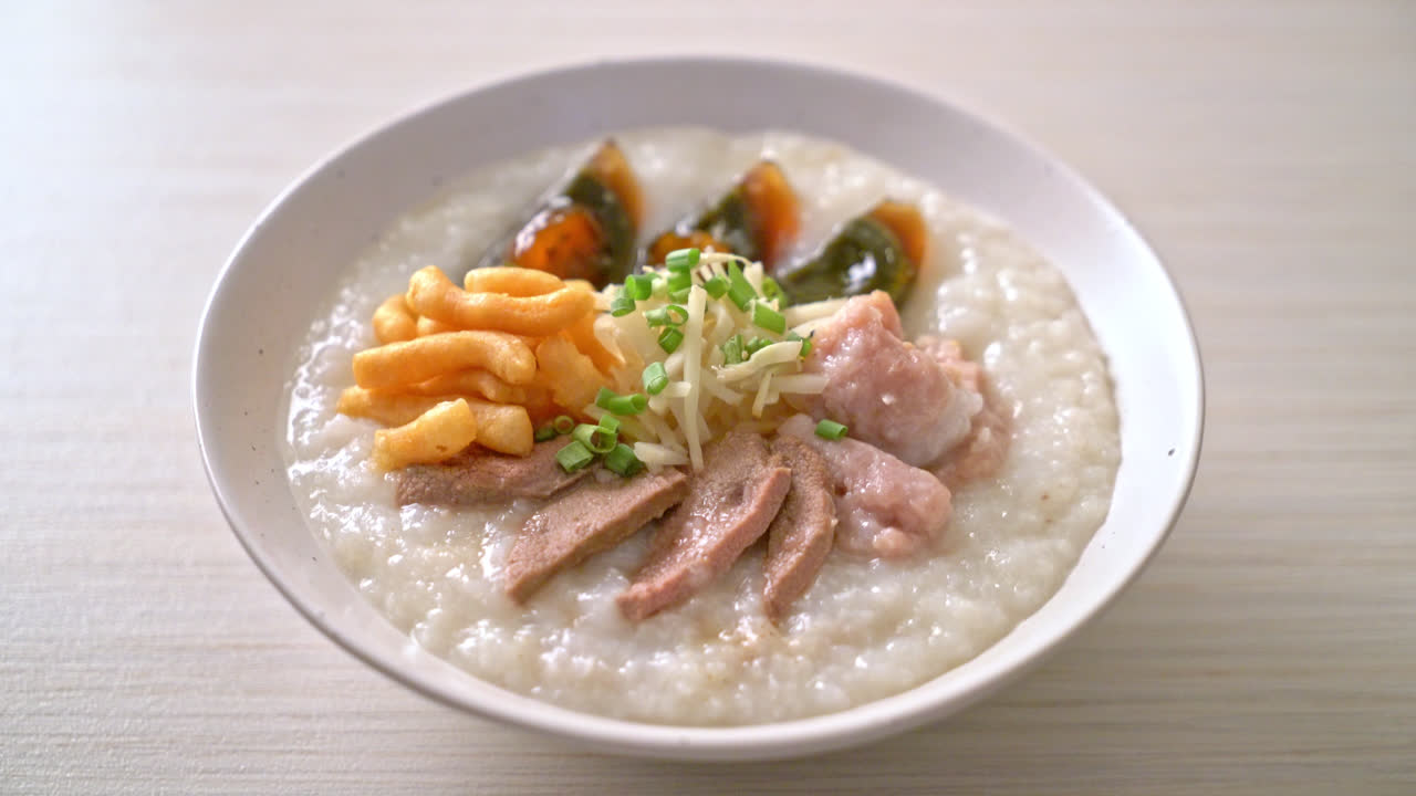 돼지고기 죽 또는 돼지고기 그릇을 넣은 죽