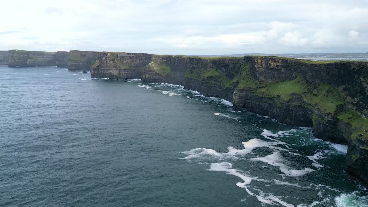 cámara lenta que establece la toma de los famosos acantilados de moher en irlanda