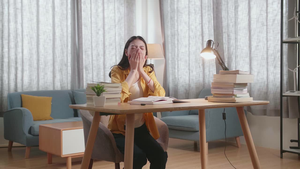 집에서 공부하는 피곤한 학생