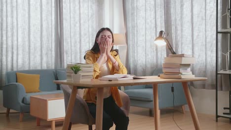 estudiante cansado estudiando en casa