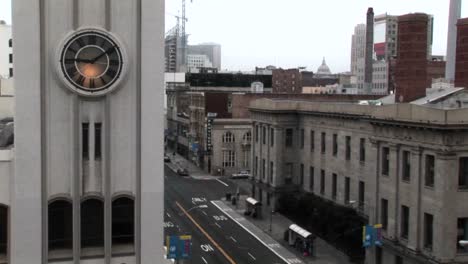 Timelapse-De-Una-Calle-De-La-Ciudad-Con-Un-Reloj-En-Primer-Plano