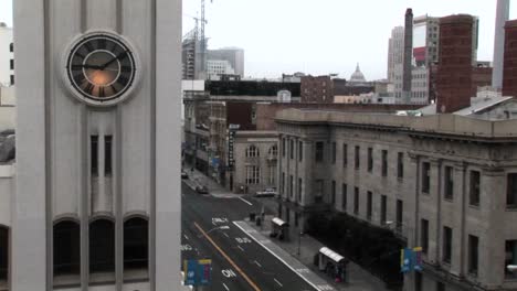 timelapse de una calle de la ciudad con un reloj en primer plano