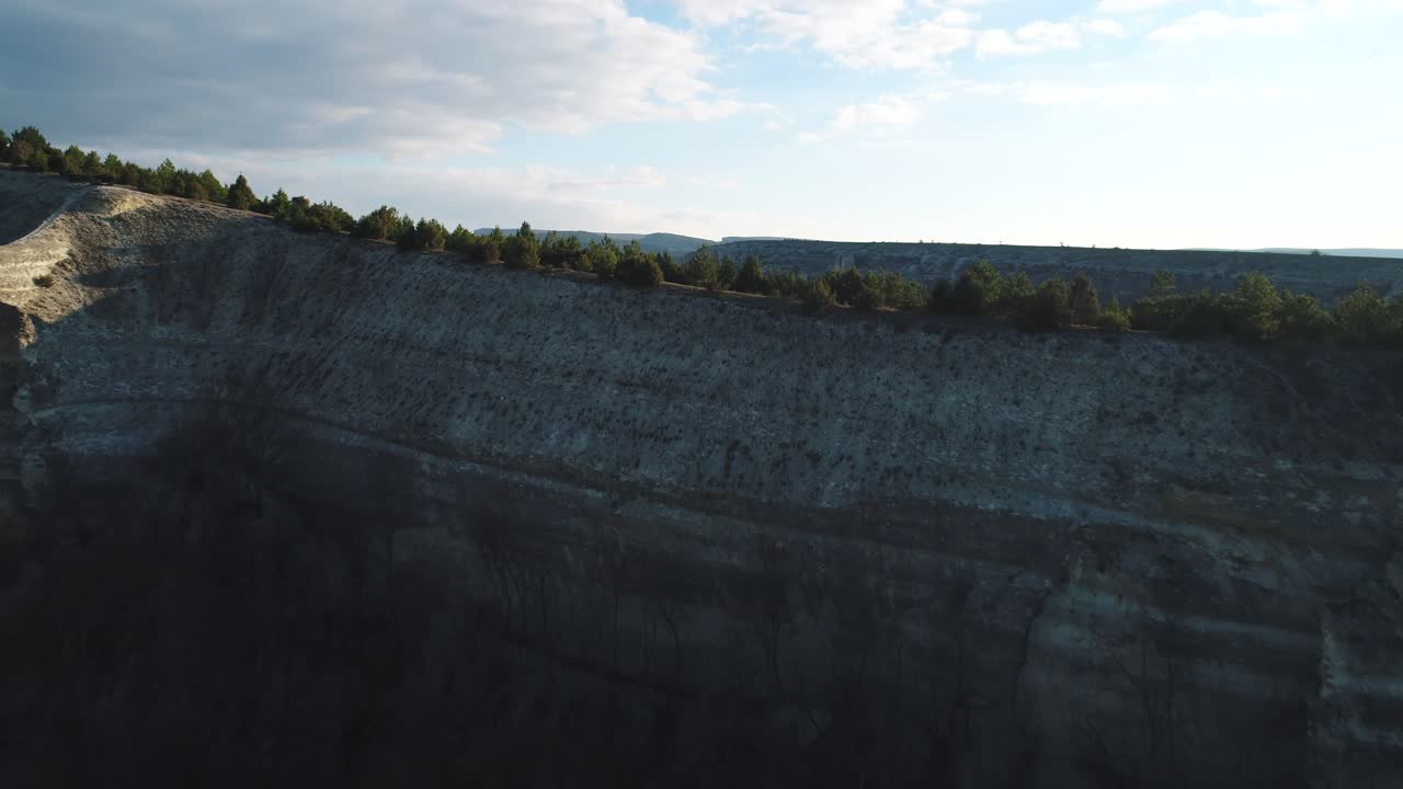 vista aérea de un paisaje montañoso con valle y ciudad
