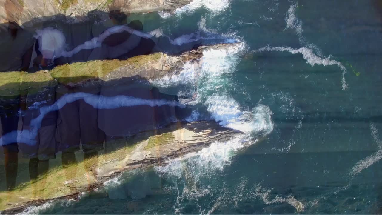 animación del paisaje con el océano sobre la familia abrazándose en la playa