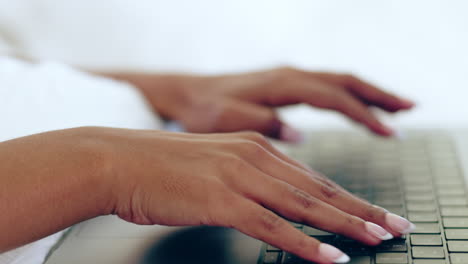 casa, mujer y manos con una computadora portátil