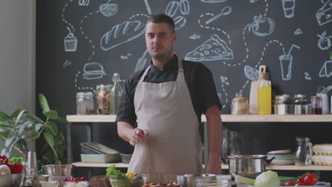 chef preparando comida en una cocina