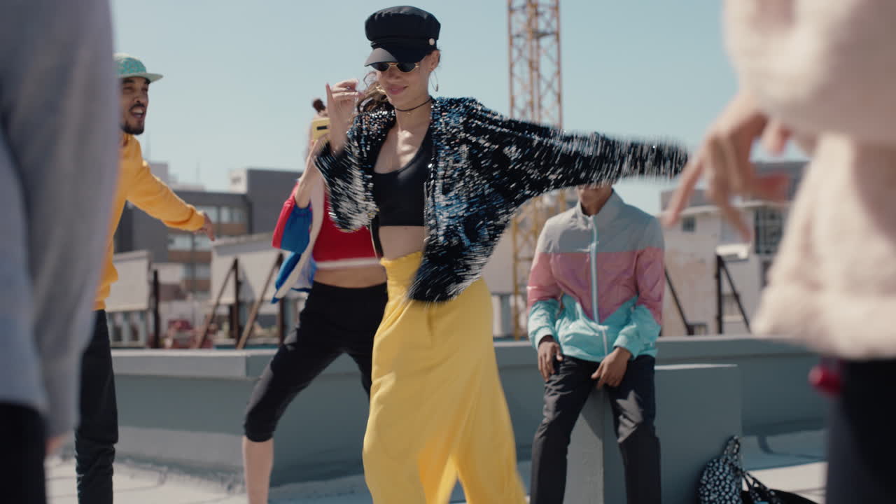 옥상에서 춤을 추는 아름다운 여성이 친구들과 함께 재미있는 춤 파티를 즐기고 미친 축제를 즐기고 현대 춤 동작을 하는 소녀