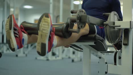 man performs an exercise to strengthen the muscles of the legs