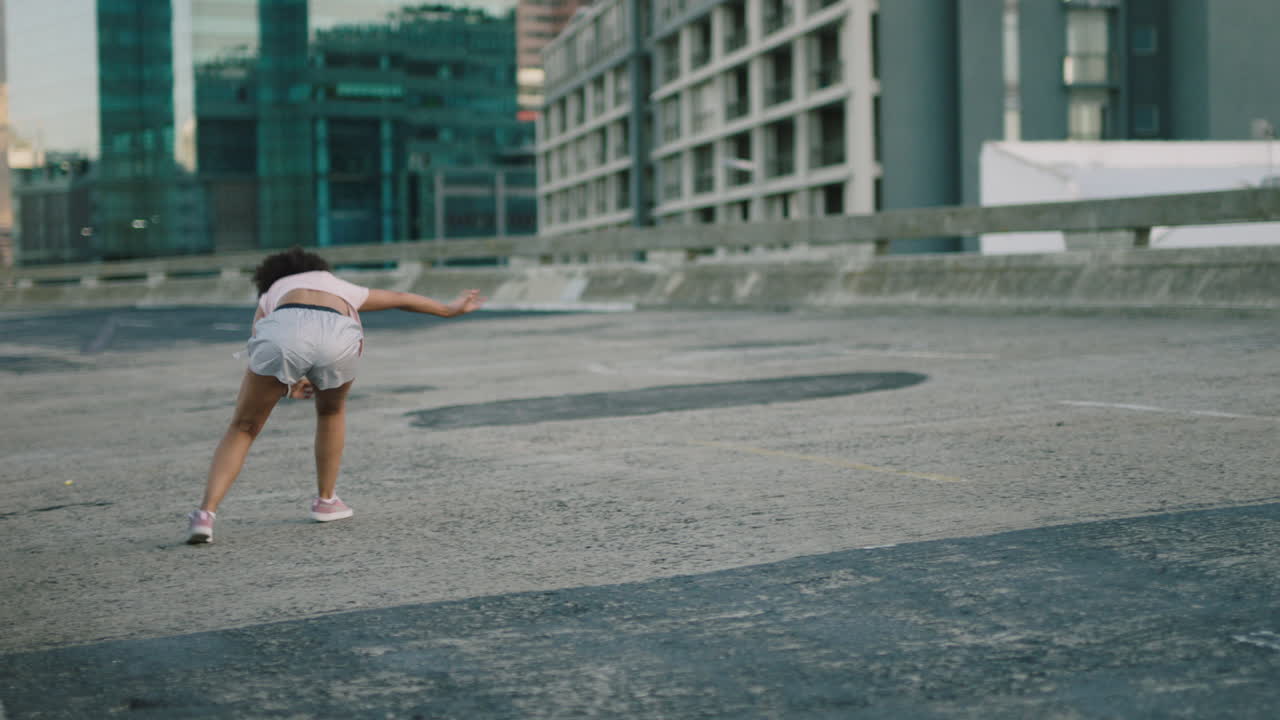 춤추는 여성 젊은 혼성 인종 여성 도시 스타일의 거리 춤을 즐기는 도시에서 프리스타일 동작을 연습하는 트렌디한 여성 아프로