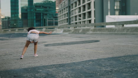 Tanzende-Frau,-Junge-Frau-Mit-Gemischter-Abstammung,-Die-Streetdance-Im-Urbanen-Stil-In-Der-Stadt-Genießt-Und-Freestyle-Moves-übt,-Trendige-Frau-Mit-Afro