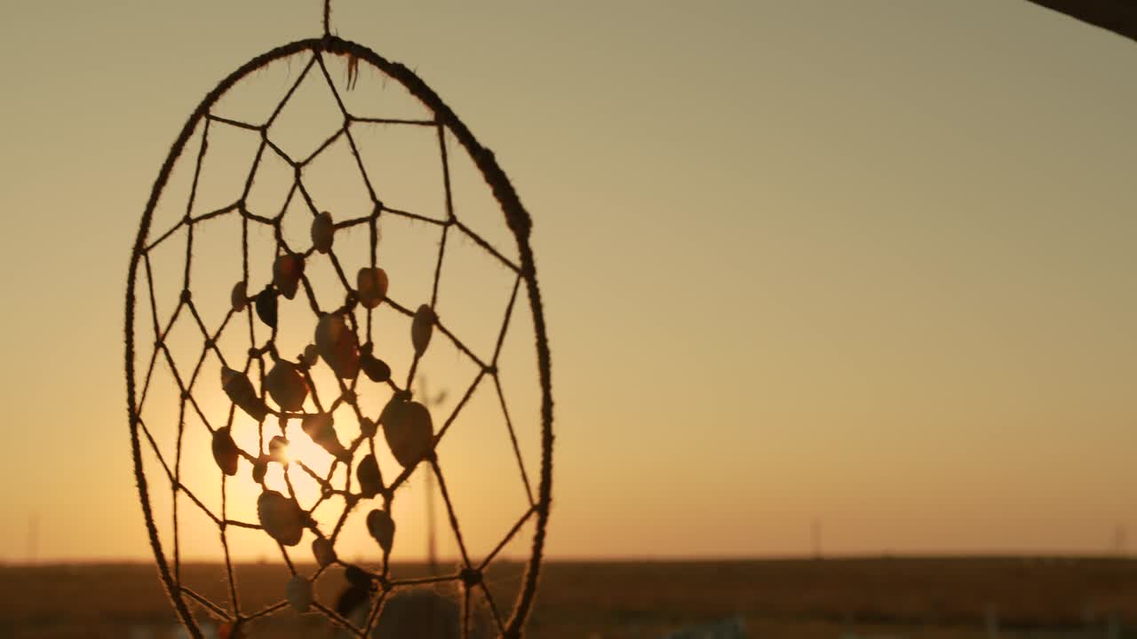 el cazador de sueños nativo americano colgando en la brisa al atardecer