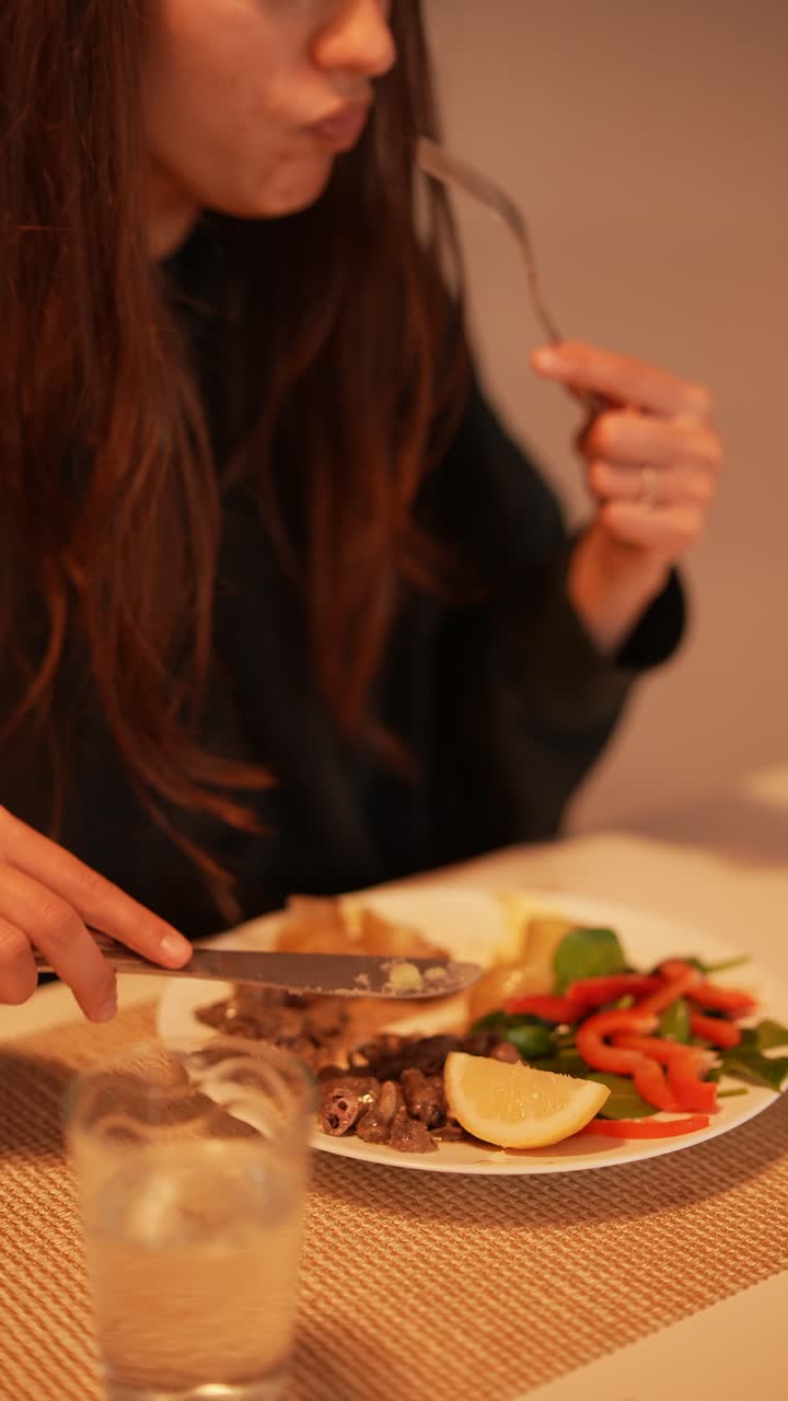 mujer comiendo una cena de mariscos