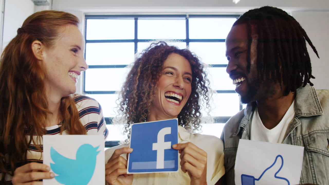 ejecutivos felices sosteniendo un letrero de red social