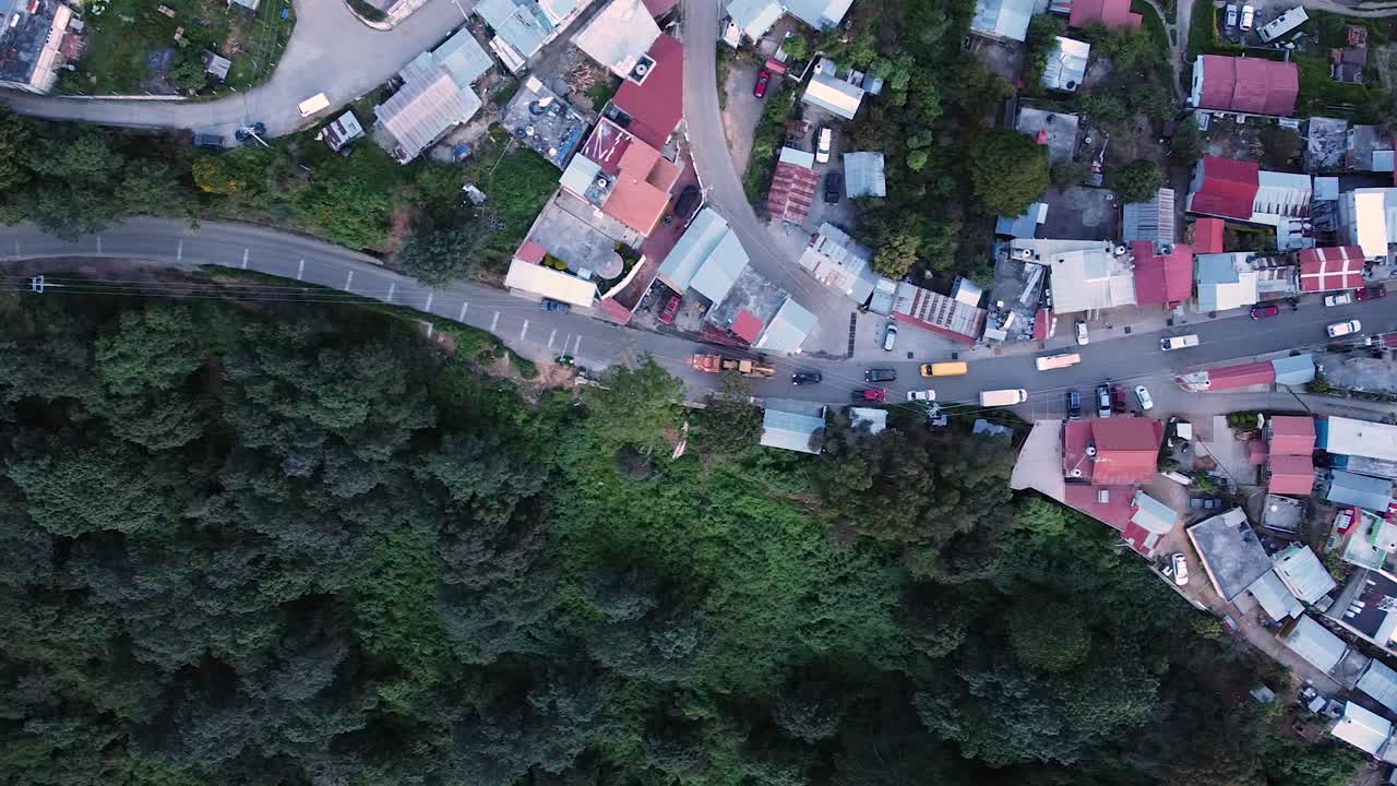 멕시코 오아카카 산맥에 있는 작은 마을의 드론 사진