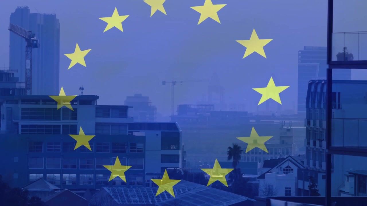 Läpikuultava EU-tähtikehä ilmestyy horisontin ylle, tähdet pyörivät myötäpäivään symboloiden yhtenäisyyttä.