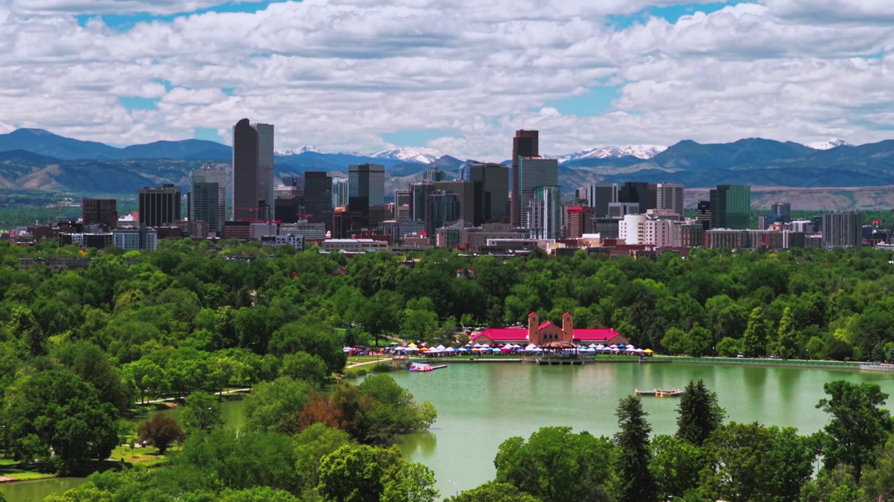 Primavera Denver Pavilions City Park mattina soleggiata cielo blu nuvole paesaggio urbano centro di Denver skyline Mile High Colorado drone aereo pedemontana Front Range Montagne Rocciose Lago Ferril giro a destra