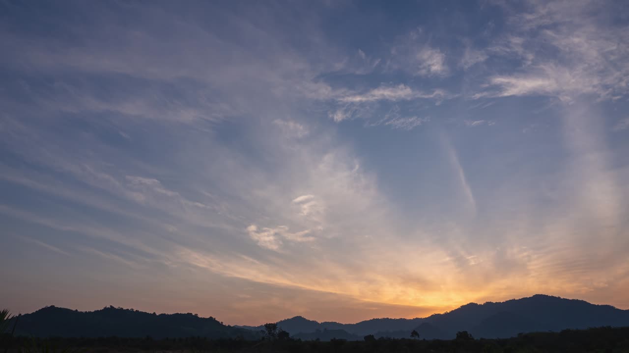 거대한 산에서 해가 뜨고, 아침에 다채로운 파란색과 복아 하늘, 봄날의 좋은 날씨, 은 분위기, 새벽, 부활절, 일요일, 위대한 산 사이에서 해가 떠오르고, 새로운 날이 시작됩니다.