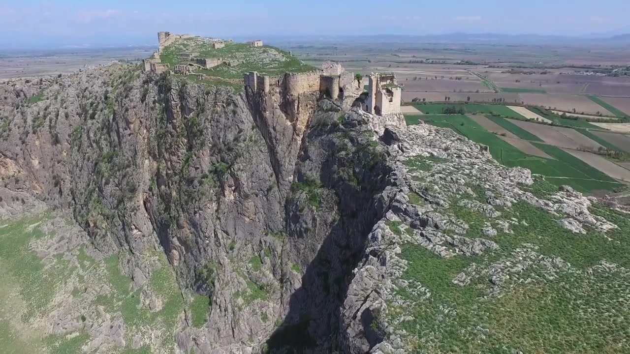 Vista Aerea di Antiche Rovine di Castello su una Scogliera Rocciosa di Montagna
