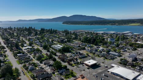 Vista-Aérea-En-órbita-De-La-Ciudad-De-Anacortes-En-El-Estado-De-Washington