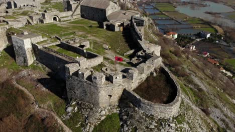 hermoso castillo con muros de piedra construido en la cima de una colina rodeada de campos y ríos en shkoder, albania