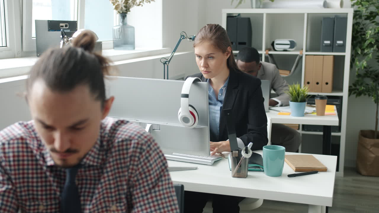 бизнесмены, работающие в офисе