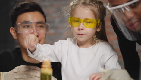 Un-Pequeño-Estudiante-Vierte-Polvo-En-Un-Matraz-Con-Líquido-Verde