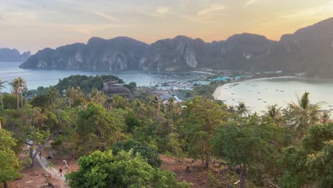 Mirador-De-La-Isla-Koh-Phi-Phi-En-Una-Puesta-De-Sol-Vívida-Y-Hermosa