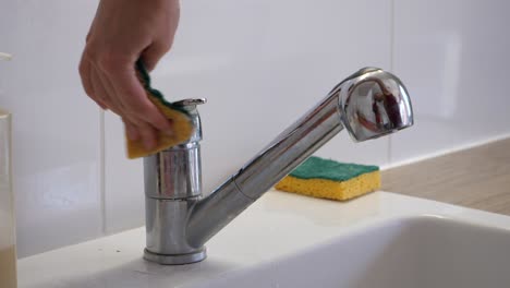 Mujer-Limpiando-El-Lavabo-Del-Baño-Con-Una-Esponja-Amarilla