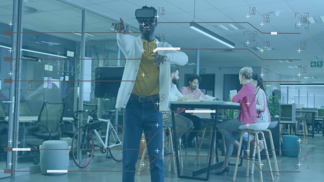 VR-presentatør løfter høyre hånd og trykker i luften, animerer HUD-visualiseringer mens kolleger observerer demonstrasjonen.
