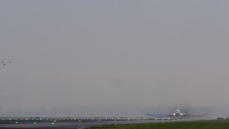 despegue de un avión en condiciones de niebla
