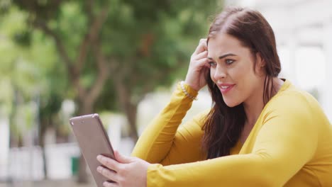 mujer caucásica joven usando una tableta