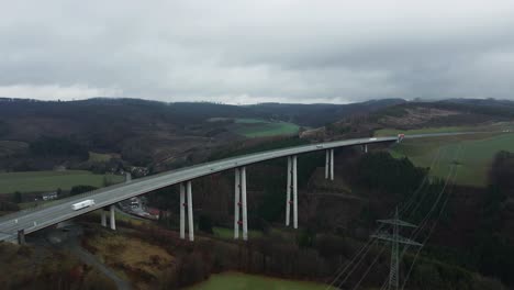 Die-Krönung-Des-Sauerlandes:-Die-Höchste-Brücke-In-Nordrhein-westfalen,-Die-Talbrücke-Nuttlar,-Die-Die-Autobahn-46-Bei-Bestwig,-Deutschland,-Stützt