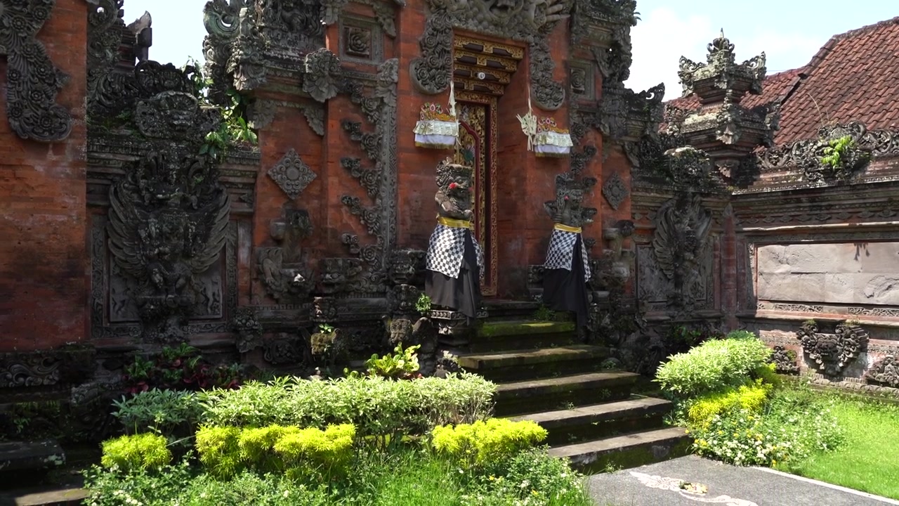 Esculturas Intrincadas e Estátuas Guardiãs, entrada de portão de templo tradicional, bela arquitetura balinesa, inclinação para baixo.
