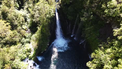 imágenes de drones de la cascada trou noir langevin en la isla de la reunión