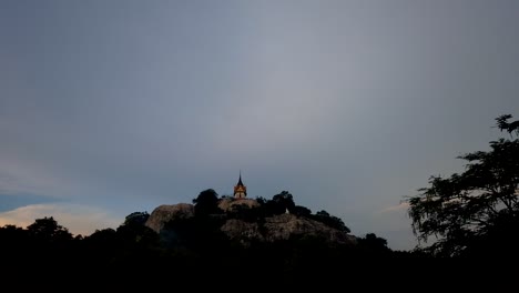 Wat-Phra-Phutthachai-Es-Un-Destino-Turístico-Para-Extranjeros-Y-Ciudadanos-Tailandeses-Que-Buscan-Bendiciones