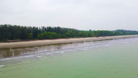 Volando-Hacia-La-Playa-De-Kuakata-Con-Un-Denso-Bosque-De-Arbustos-De-Urichiya-En-Bangladesh