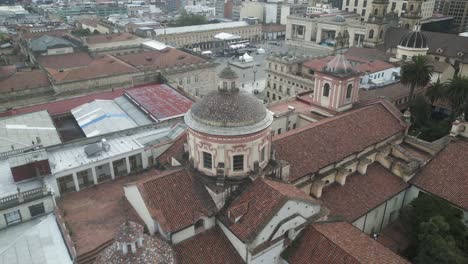 Dron-Gira-Alrededor-De-La-Cúspide-De-La-Catedral-De-La-Colonia-De-Colombia-En-La-Antena-Aérea-De-Bogotá