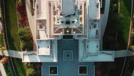 INCREDIBLE-AERIAL-ASCENDING-IN-FRONT-OF-LDS-MORMON-OQUIRRH-MOUNTAIN-TEMPLE-AT-SOUTH-JORDAN-UTAH,-STUNNING-COLORS-AND-CONTRAST