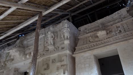 Zeigt-Details-Der-Ostseite-Des-Jaguar-Altars-Auf-Der-Akropolis-Der-Archäologischen-Stätte-Ek-Balam