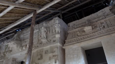 muestra los detalles del lado este del altar del jaguar en la acrópolis en el sitio arqueológico de ek balam