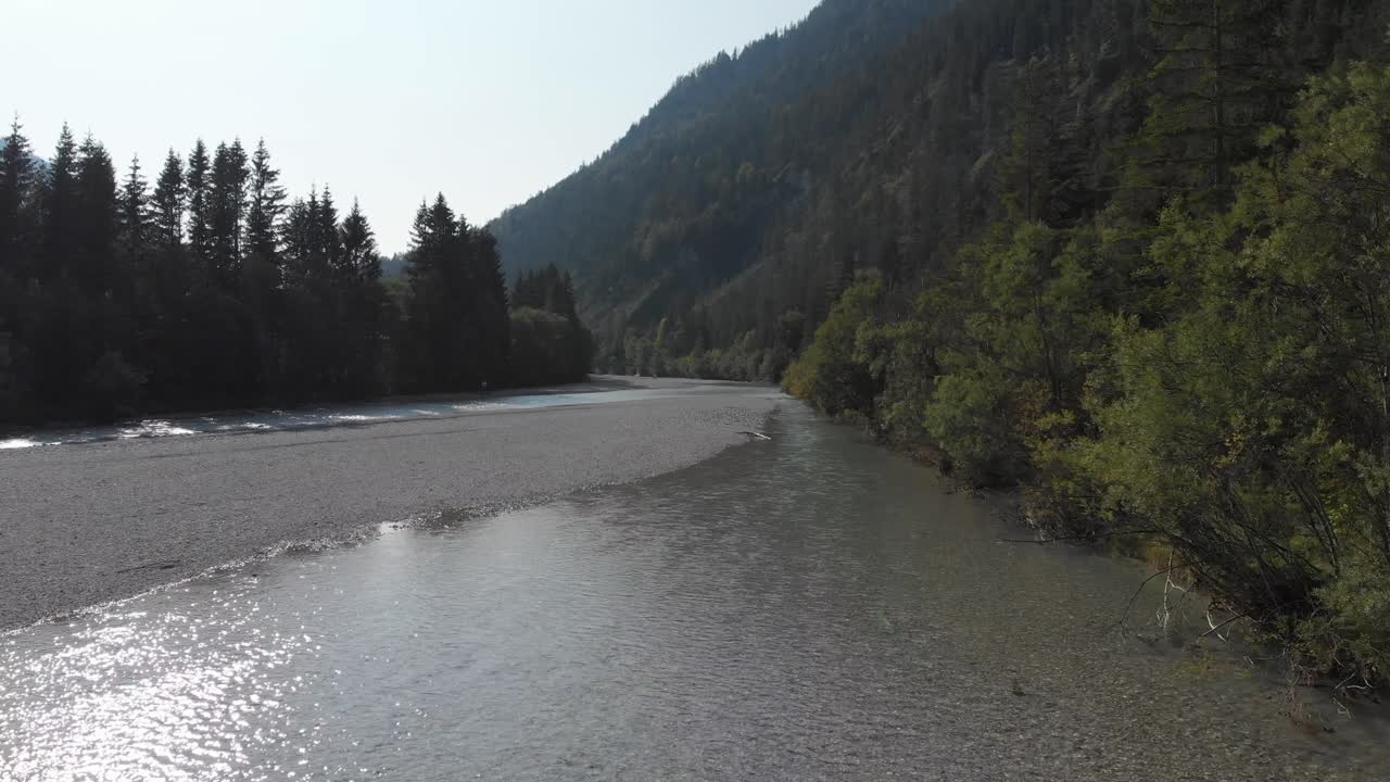 Fiume Isar a Monaco di Baviera, Germania, ripreso con un drone