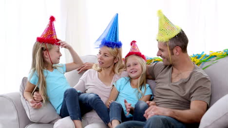 familia jugando a vestirse